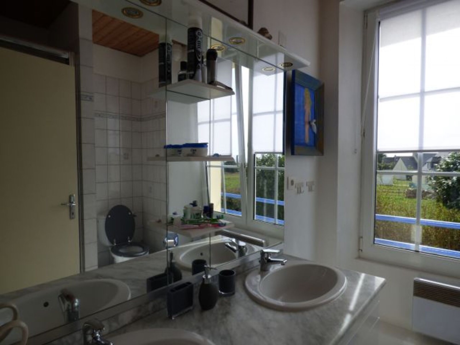 Duschbad mit zwei Waschbecken