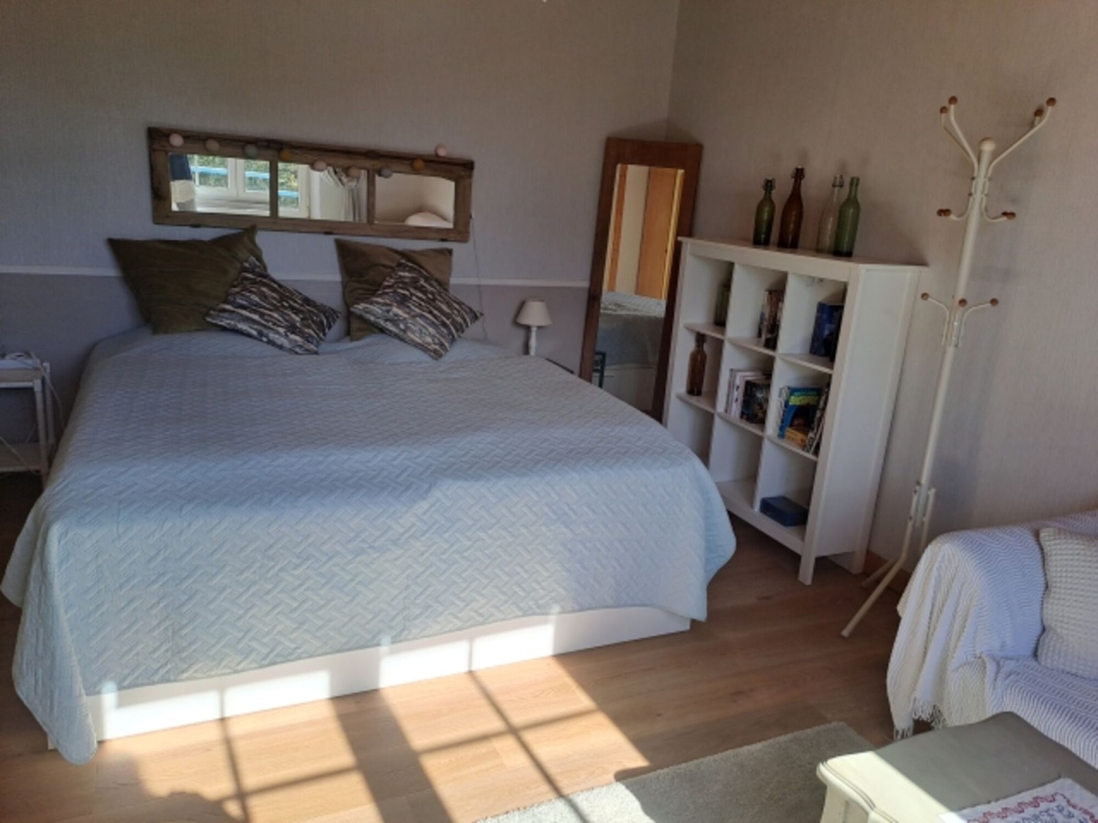 Schlafzimmer mit Doppelbett